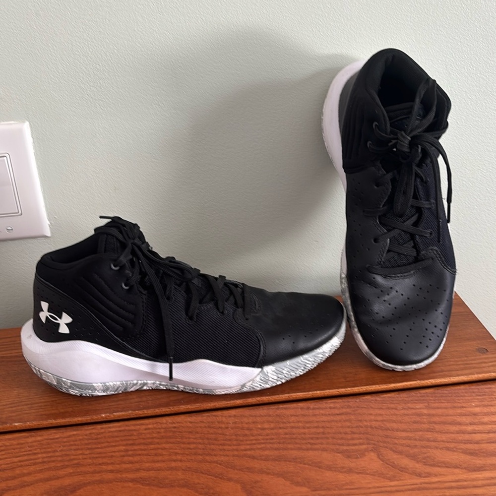 Under Armour EUC basketball shoes size 9 men’s or 10.5 women’s.
